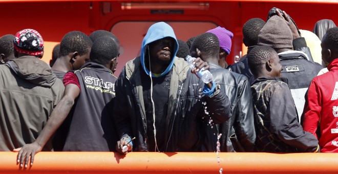 Inmigrantes rescatados de tres pateras por la Guardia Civil en el mar de Alborán, a su llegada al puerto de Almería. EFE / Carlos Barba