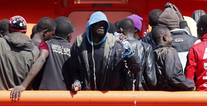 Inmigrantes rescatados de tres pateras por la Guardia Civil en el mar de Alborán, a su llegada al puerto de Almería. EFE / Carlos Barba