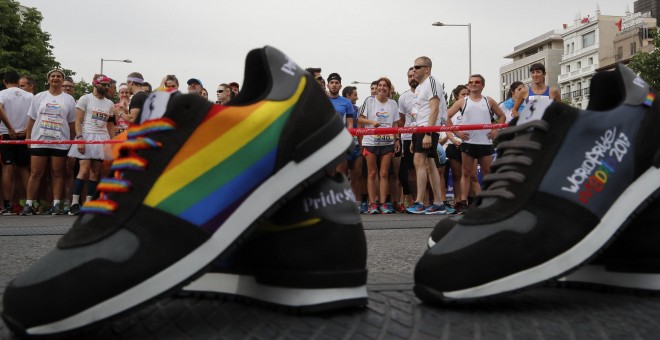 Varios participantes en la línea de salida de la 'Carrera por la Diversidad', prueba organizada por primera vez con motivo de la celebración del Worldpride en Madrid. EFE/Ángel Díaz