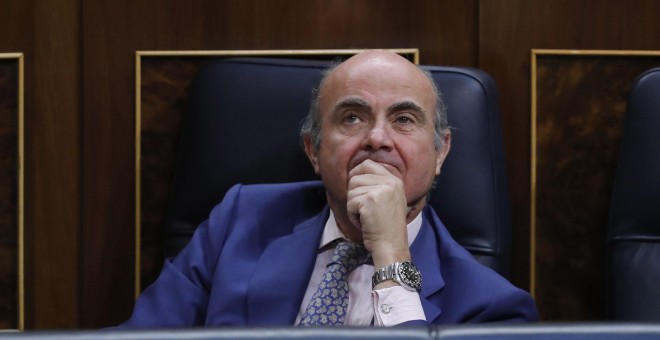 El ministro de Economía, Luis de Guindos, durante la sesión de control al Gobierno en el Congreso de los Diputados. EFE/Juan Carlos Hidalgo