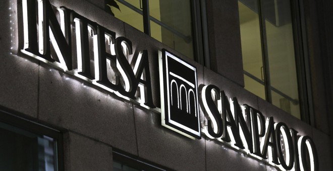 El logo de Intesa Sanpaolo, el primer banco italiano,  en una sucursal en el centro de Milán. REUTERS/Stefano Rellandini