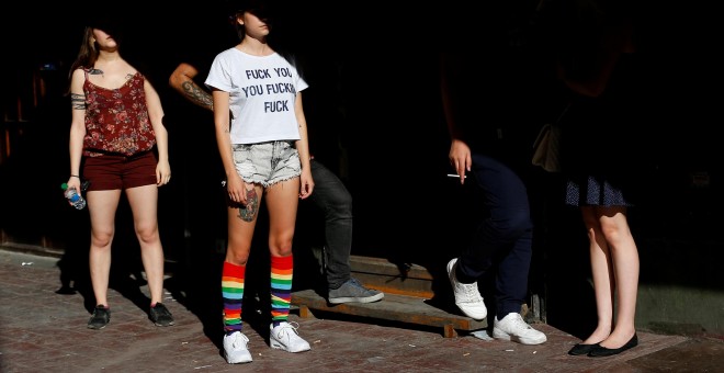Activistas de los derechos LGBT tratan de reunirse en el centro de Estambl para la celebrar el desfile del Orgullo, a pesar de ahber sido prohibido por el Gobierno. REUTERS / Murad Sezer