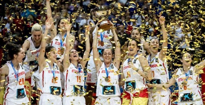 Las jugadoras de la selección española de baloncesto celebran su oro en el Eurobasket. | EFE