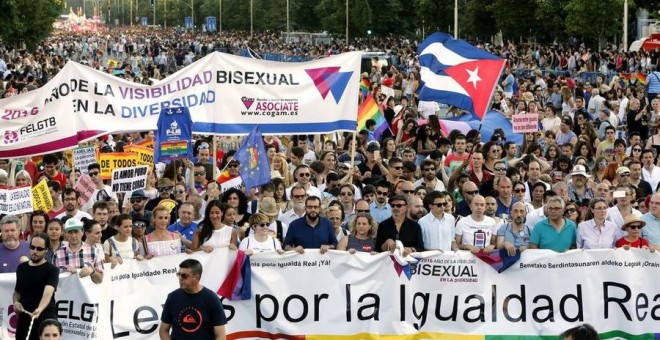 Cabecera de la manifestación del Orgullo LGTB 2016 a su llegada a la plaza de Coloón, Madrid. EFE/Juan Carlos Hidalgo