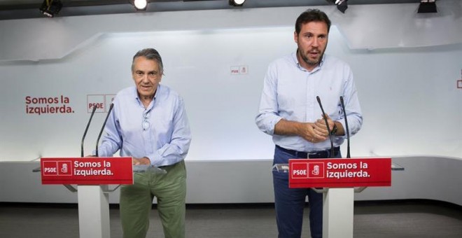 El secretario del Área de Política Económica y Empleo, Manuel Escudero, y el portavoz del POSE, Óscar Puente (derecha). / EFE