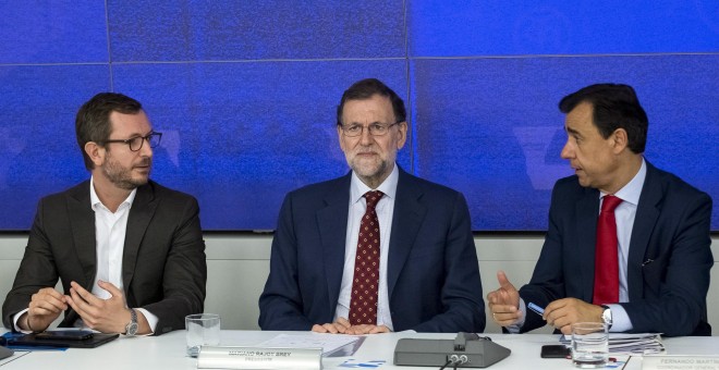 El vicesecretario general de Acción Sectorial del Partido Popular, Javier Maroto (i), el presidente del Gobierno, Mariano Rajoy (c), y el vicesecretario general de Organización del Partido Popular, Fernández Martínez Maillo (d), durante la reunión del Com