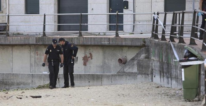 Dos policías en la playa de Arealonga, en Chapela (Redondela). / EFE
