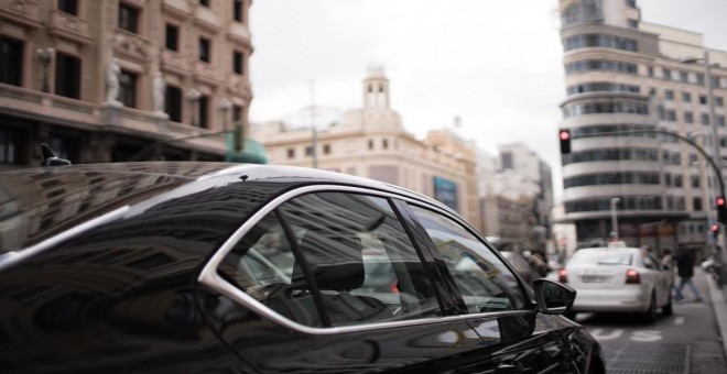 Un coche de Uber circula por la calle Gran Vía de Madrid. Uber