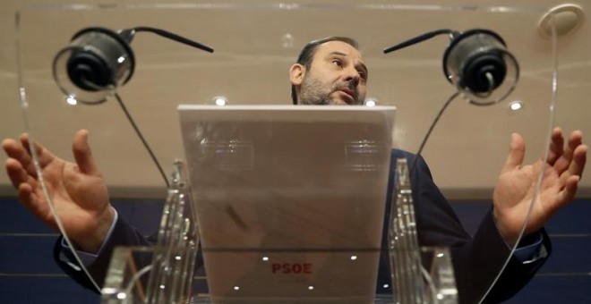 El secretario de Organización socialista, José Luis Ábalos, durante una rueda de prensa en el Congreso. /EFE