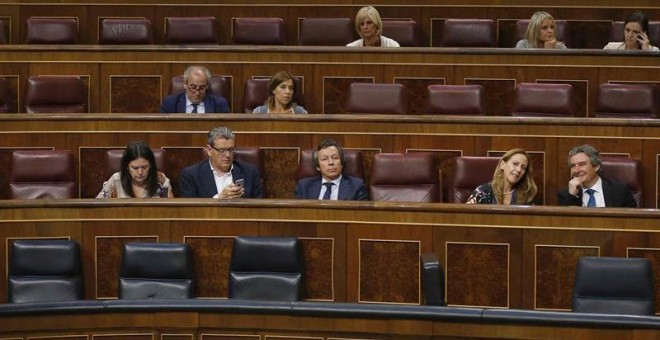 Escaños vacíos de varios ministros, durante el debate de la moción del PSOE que pide la reprobación del ministro de Hacienda, Cristóbal Montoro. /EFE