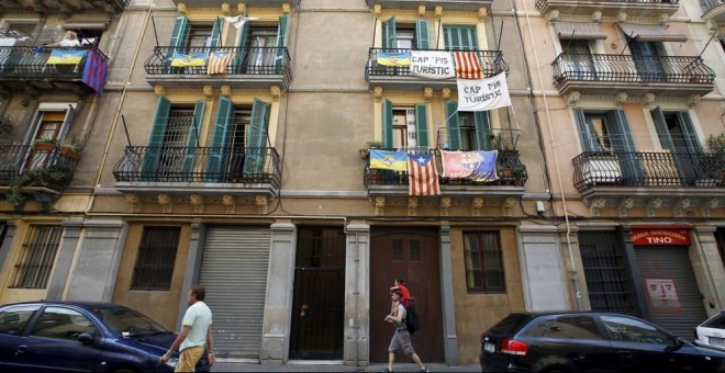 Un inmueble de Barcelona, con pancartas contra los pisos turísticos. REUTERS