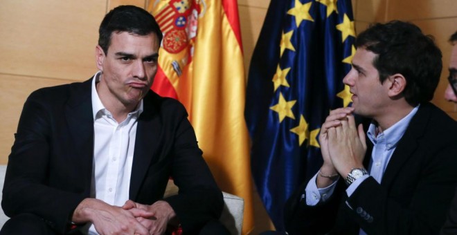 El secretario general del PSOE, Pedro Sánchez, y el presidente de Ciudadanos, Albert Rivera, en una de sus antiguas reuniones del pacto de investidura post 20-D. Archivo EFE