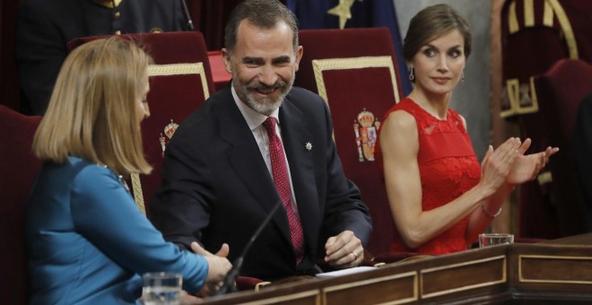 El rey Felipe VI saluda a la presidenta del Congreso, Ana Pastor,iz, tras el discurso que pronunció en el Congreso de los Diputados en la sesión solemne en conmemoración del 40 aniversario de las elecciones de 1977. EFE/Juan Carlos Hidalgo