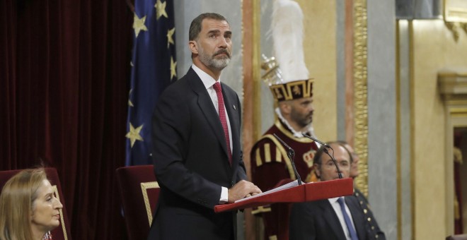 El rey Felipe VI, durante el discurso que pronunció en el Congreso de los Diputados donde los monarcas han presidido la sesión solemne de la conmemoración del 40 aniversario de las elecciones de 1977. EFE/Juan Carlos Hidalgo