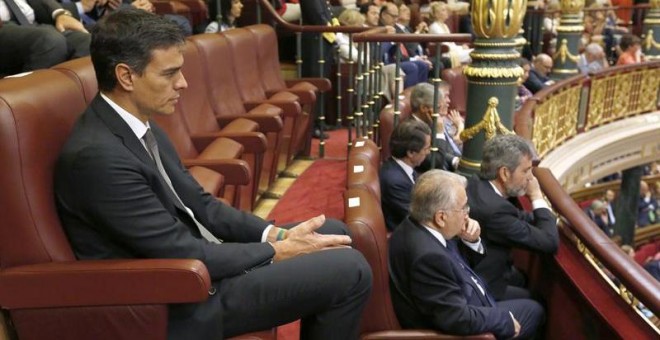 El secretario general del PSOE, Pedro Sánchez (i) en la tribuna de invitados del hemiciclo. /EFE