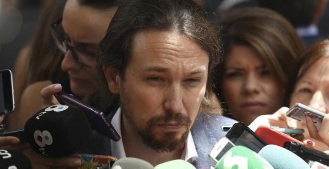 El líder de Podemos, Pablo Iglesias, hace declaraciones a los medios a su salida del Congreso de los Diputados. /EFE