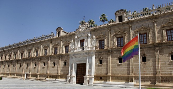 La bandera LGTB ondea en el Parlamento desde el 23 de junio. PARLAMENTO ANDALUZ