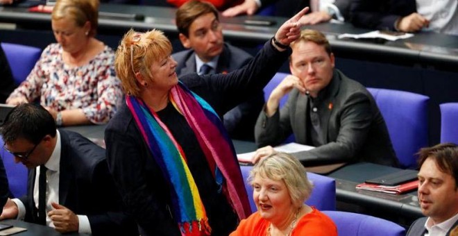 Una parlamentaria luce una bufanda con los colores del arcoiris antes del comienzo del debate sobre la legalización del matrimonio homosexual en el Parlamento alemán. | FELIPE TRUEBA (EFE)