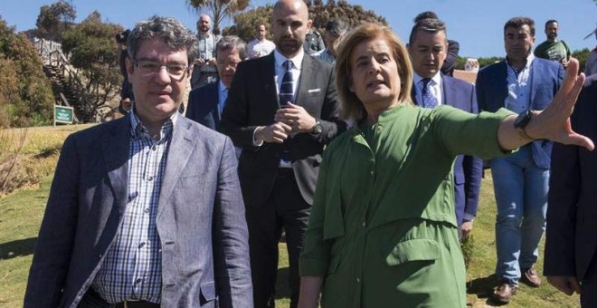 Los ministros de Energía, Turismo y Agenda Digital, Álvaro Nadal (i) y Empleo y Seguridad Social, Fátima Báñez (d), durante la visita al Parador de Mazagón (Huelva). | JULIÁN PÉREZ (EFE)