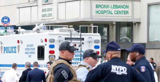 Policía de Nueva York a las puertas del hospital Bronx-Lebanon después de que un hombre disparase a varias personas.REUTERS/Brendan McDermid