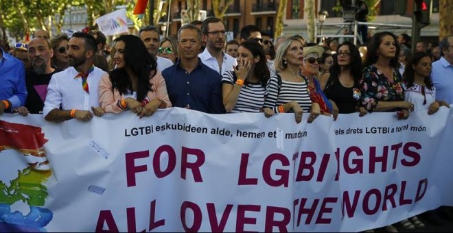 La vicesecretaria de Estudios y Programas del PP, Andrea Levy, junto al vicesecretario de Sectorial del PP, Javier Maroto; las socialistas Carla Antonelli y Sara Hernández durante la mayor marcha del Orgullo Gay 2017 en el mundo. EFE/J.P.GANDUL