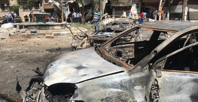 Restos de uno de los coches bombas que explotaron en Damasco dejando al menos doce muertos.REUTERS/Firas Makdesi.
