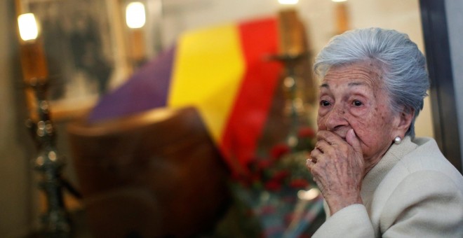 Ascensión Mendieta durante el entierro de su padre, Timoteo Mendieta, asesinado en 1939 por las fuerzas del franquismo.REUTERS/Juan Medina