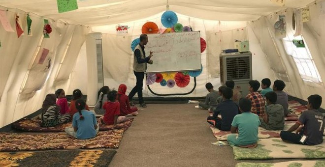 Vista del centro que ha erigido la ONG Norwegian Refugee Council (NRC) en el campamento de Hasan Shami (Irak), donde una decena de instructores imparten, en tiendas de campaña, clases de inglés, árabe, matemáticas y ciencias. Las niñas, sentadas en unas a