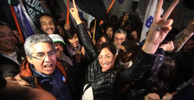 Beatriz Sánchez, celebra su victoria en las primarias del Frente Amplio. EFE/Elvis González