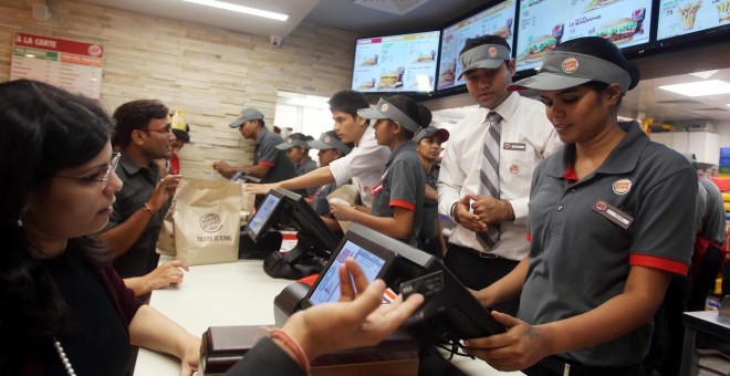 Trabajadores en un restaurante Burger King. EFE