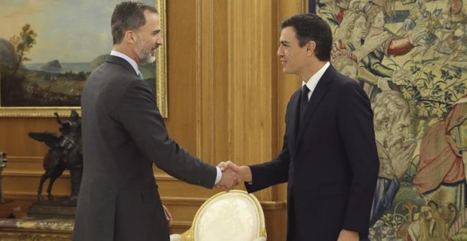 El Rey saluda al secretario general del PSOE, Pedro Sánchez (d), a quien recibió hoy en audiencia en el Palacio de la Zarzuela. /EFE