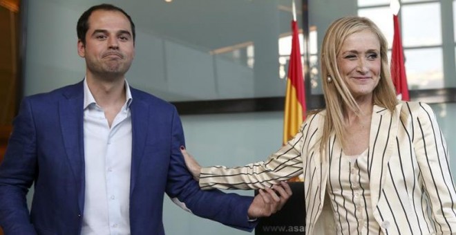 El líder de Ciudadanos en Madrid, Ignacio Aguado, y la presidenta de la Comunidad, Cristina Cifuentes, en una de sus reuniones previas al acuerdo de investidura. Archivo EFE