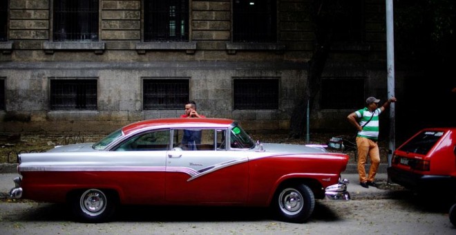 Taxistas en La Habana. REUTERS/Alexandre Meneghini