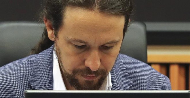 El secretario general de Podemos, Pablo Iglesias, hace declaraciones en el Congreso. EFE/Ballesteros