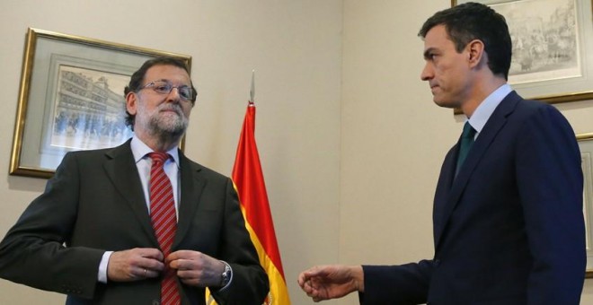 El presidente del Gobierno, Mariano Rajoy, y el secretario general del PSOE, Pedro Sánchez, en la reunión en la que el primero evitó estrechar la mano del segundo. Archivo EFE/ZIPI
