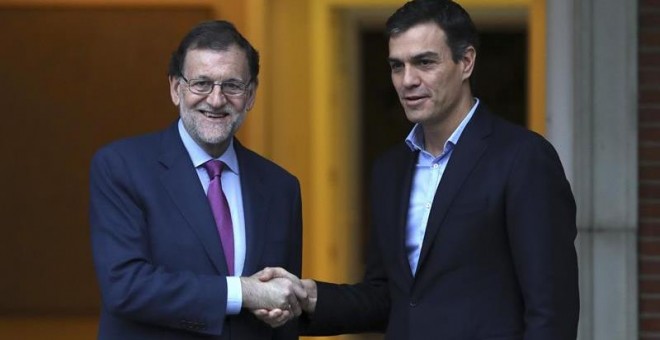 El presidente del Gobierno, Mariano Rajoy, y el secretario general del PSOE, Pedro Sánchez, en su encuentro de hoy en la Moncloa. EFE