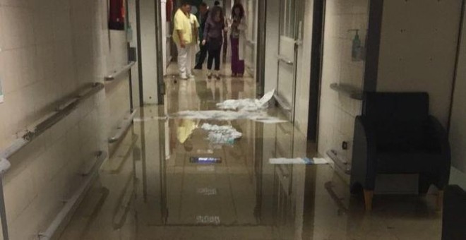 El MATS denuncia en Twitter el estado de Urgencias del hospital La Paz tras las fuertes lluvias.