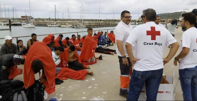 Personal de Cruz Roja atiende en el puerto de Barbate (Cádiz) a 45 personas rescatadas este jueves. EFE/Román Ríos