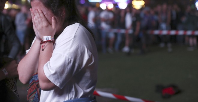 Una mujer se lamenta del accidente sufrido por el acróbata del festival Mad Cool en Madrid. EFE / Kiko Huesca.