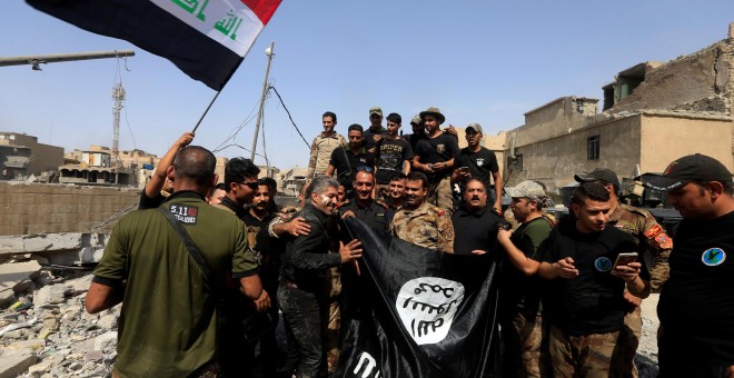 Miembros del Servicio Anti-terrorista Iraquí sujetan una bandea del Estado Islámico, encontrada en la ciudad de Mosul REUTERS/Alaa Al-Marjani