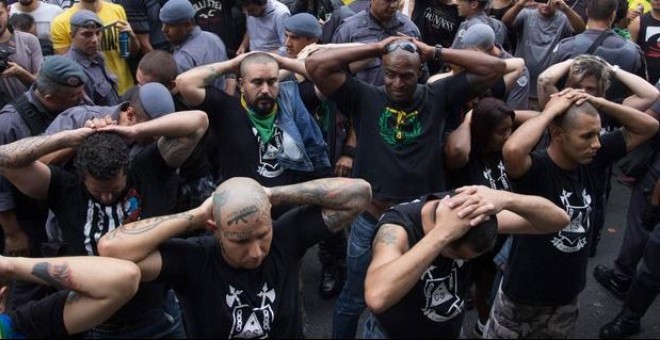 Carecas do Subúrbio detenidos por la policía en Sao Paulo durante una protesta contra Dilma.