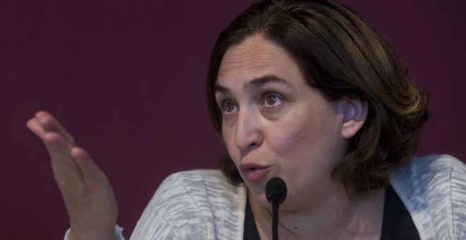 La alcaldesa de Barcelona, Ada Colau, atiende a los medios de comunicación tras la presentación del nuevo Observatorio Metropolitano de la Vivienda de Barcelona. /EFE