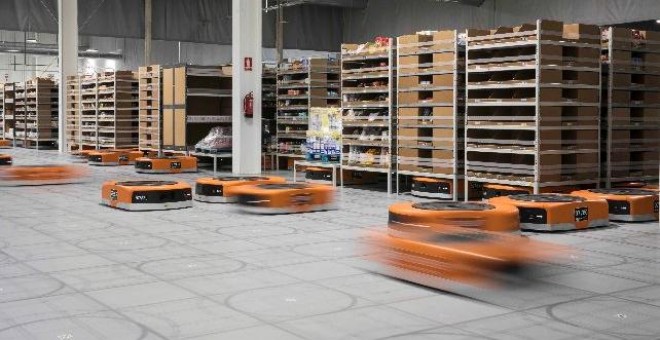 Los pequeños robots conocidos como “drive” transportan estanterías de hasta 1.300 kilos hacia las zonas en las que trabajan los mozos de almacén en Castellbisbal.