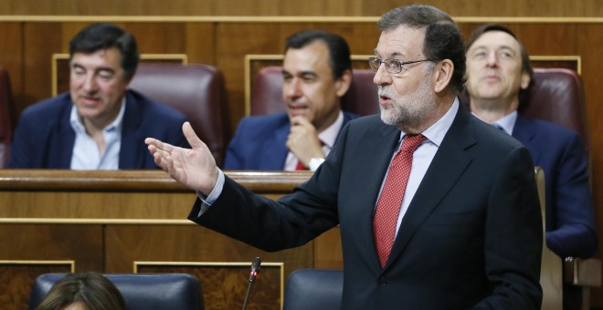 El presidente del Gobierno, Mariano Rajoy (d), interviene en la sesión de control al Ejecutivo celebrada en la Cámara Baja. Rajoy, ha ratificado su confianza en los ministros Cristóbal Montoro y Rafael Catalá frente a la reprobación de que han sido objeto