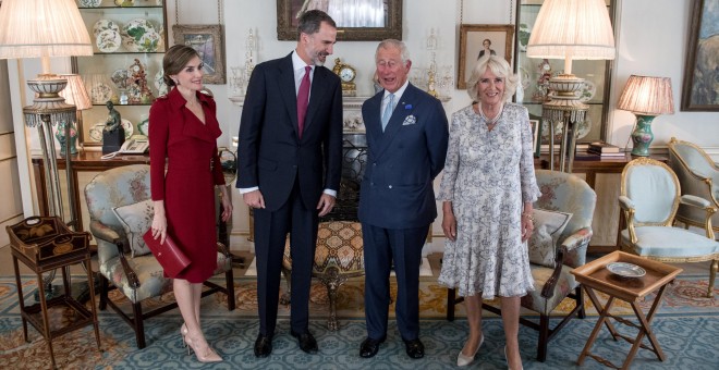 Fotografía del rey Felipe VI y la reina Letizia con el príncipe Carlos de Inglaterra y Camilla. /REUTERS