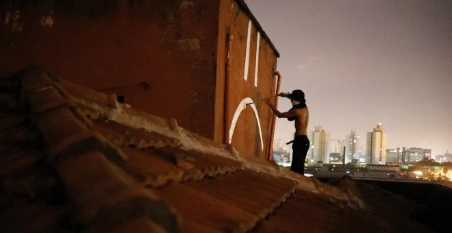 Un pixador en Sao Paulo. / NACHO DOCE (REUTERS)