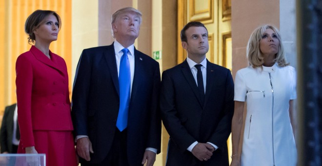 Emmanuel Macron, Donald Trump y sus respectivas esposas, este jueves en París. /REUTERS