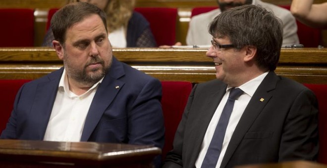 Junqueras y Puigdemont, en el Parlament este jueves. EFE/Quique García