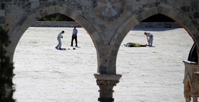 El cádaver de uno de los palestinos tiroteados por las fuerzas israelíes en Jerusalén. | AMMAR AWAD (REUTERS)