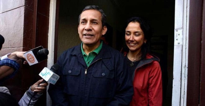 El expresidente de Perú Ollanta Humala abandona junto a su esposa el local de su partido político. | RAÚL GARCÍA PEREIRA (EFE)